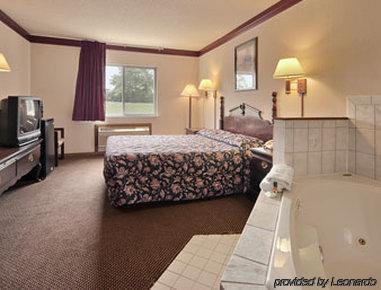 فندق Super 8 By Wyndham Heath/Newark الغرفة الصورة