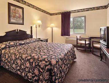 فندق Super 8 By Wyndham Heath/Newark المظهر الخارجي الصورة